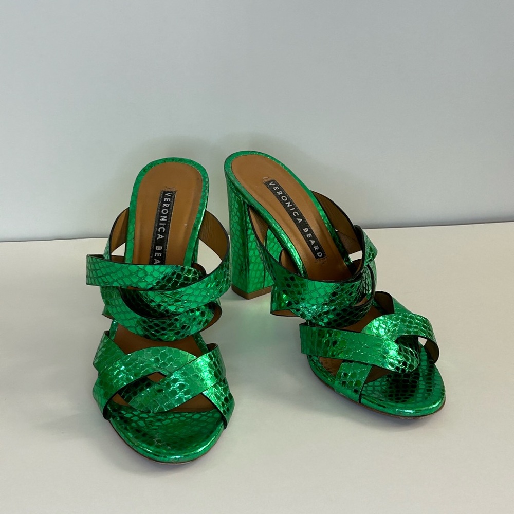 These are a size 40, but as a true U.S. size 10, they are a bit small for me.